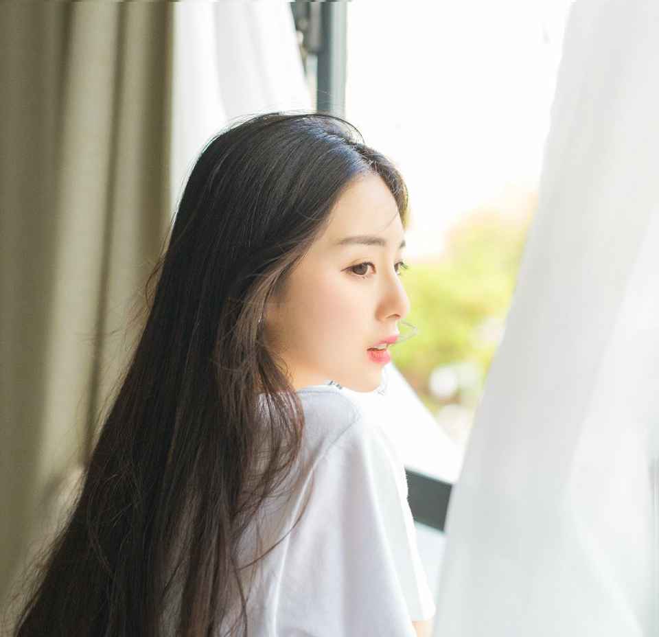也许一个人会变成原来最讨厌的样子，只是因为要适应这个社会罢了。
